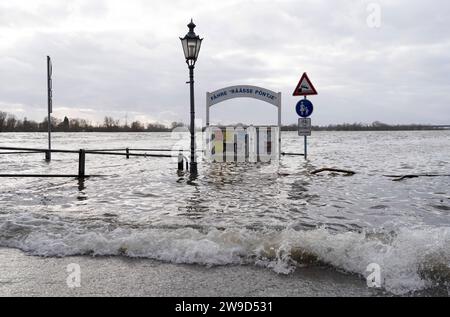 Hochwasser am Niederrhein Hochwasser an der Uferpromenade à Rees. Schiffsanlegestelle der Rheinfähre Räässe Pöntje. Rees Deutschland Nordrhein-Westfalen / NRW *** inondation sur le Rhin inférieur inondation sur la promenade du bord de la rivière à Rees Rhin ferry débarcadère Räässe Pöntje Rees Allemagne Rhénanie du Nord-Westphalie NRW Banque D'Images