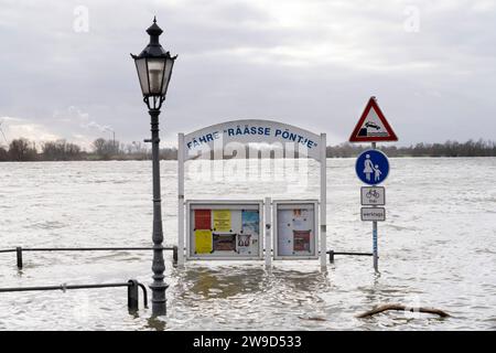 Hochwasser am Niederrhein Hochwasser an der Uferpromenade à Rees. Schiffsanlegestelle der Rheinfähre Räässe Pöntje. Rees Deutschland Nordrhein-Westfalen / NRW *** inondation sur le Rhin inférieur inondation sur la promenade du bord de la rivière à Rees Rhin ferry débarcadère Räässe Pöntje Rees Allemagne Rhénanie du Nord-Westphalie NRW Banque D'Images