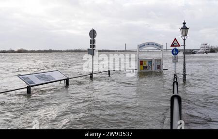 Hochwasser am Niederrhein Hochwasser an der Uferpromenade à Rees. Schiffsanlegestelle der Rheinfähre Räässe Pöntje. Rees Deutschland Nordrhein-Westfalen / NRW *** inondation sur le Rhin inférieur inondation sur la promenade du bord de la rivière à Rees Rhin ferry débarcadère Räässe Pöntje Rees Allemagne Rhénanie du Nord-Westphalie NRW Banque D'Images