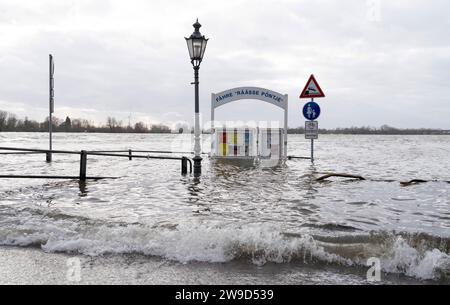 Hochwasser am Niederrhein Hochwasser an der Uferpromenade à Rees. Schiffsanlegestelle der Rheinfähre Räässe Pöntje. Rees Deutschland Nordrhein-Westfalen / NRW *** inondation sur le Rhin inférieur inondation sur la promenade du bord de la rivière à Rees Rhin ferry débarcadère Räässe Pöntje Rees Allemagne Rhénanie du Nord-Westphalie NRW Banque D'Images