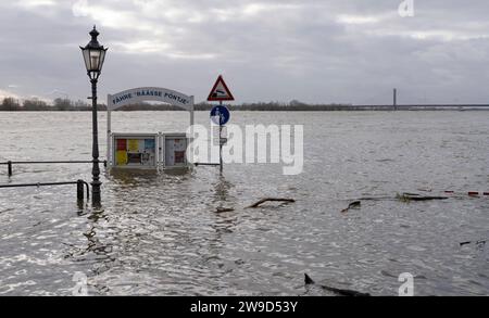 Hochwasser am Niederrhein Hochwasser an der Uferpromenade à Rees. Schiffsanlegestelle der Rheinfähre Räässe Pöntje. Rees Deutschland Nordrhein-Westfalen / NRW *** inondation sur le Rhin inférieur inondation sur la promenade du bord de la rivière à Rees Rhin ferry débarcadère Räässe Pöntje Rees Allemagne Rhénanie du Nord-Westphalie NRW Banque D'Images