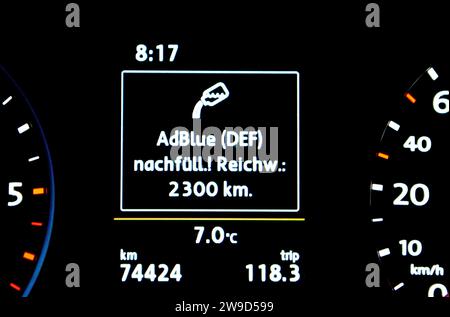 AdBlue nachfüllen ! Anzeige im Volkswagen Tiguan, wenn die Flüssigkeit für den Diesel nachgefüllt werden muss. Banque D'Images