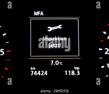 Anzeige 'Inspektion jetzt!' In einem VW Tiguan 4RTWDI im Tacho. Banque D'Images