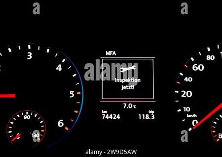 Anzeige 'Inspektion jetzt!' In einem VW Tiguan 4RTWDI im Tacho. Banque D'Images