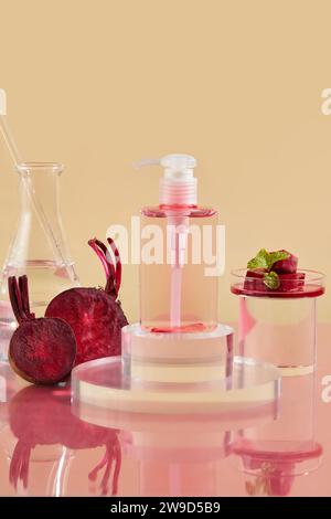 Scène pour la publicité et le branding cosmétique extrait de betterave avec concept de laboratoire. Une bouteille de pompe affichée sur fond beige avec frais BE Banque D'Images