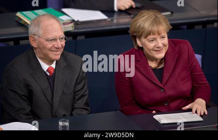 CDU Politiker Wolfgang Schaueble im Alter von 81 Jahren gestorben. ARCHIVFOTO vl : Finanzminister Dr. Wolfgang SCHAEUBLE CDU, Bundesministerium der Finanzen und Bundeskanzlerin Dr. Angela MERKEL CDU.Plenarsitzung des Deutschen Bundesstag mit einer Regierungserklaerung zum eu-Gipfel und einer Abstimmung zur Aenderung des Asylrechts Reichsgeam im de Berlin.Deutschland 10.2015 Deutschland 130.Deutschland 15. *** Le politicien de la CDU Wolfgang Schaueble est décédé à l'âge de 81 ans PHOTO D'ARCHIVE vl Ministre des Finances Dr Wolfgang SCHAEUBLE CDU, Ministère fédéral des Finances et Chancelière Dr Angela MERKEL CDU 130 session plénière Banque D'Images