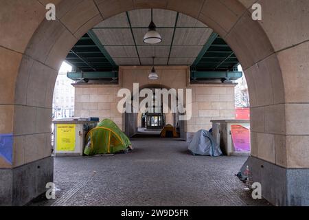 Zelte von obdachlosen Menschen stehen nahe dem U-Bahnhof Eberswalder Straße in Berlin-Prenzlauer Berg unter dem Hochbahnviakukt der Berliner U-Bahn. / Des tentes de sans-abri se trouvent près de la station de métro Eberswalder Straße à Berlin-Prenzlauer Berg sous le viaduc ferroviaire surélevé du métro de Berlin. Obdachlosigkeit à Berlin *** tentes de sans-abri près de la station de métro Eberswalder Straße à Berlin Prenzlauer Berg sous le viaduc ferroviaire surélevé du métro de Berlin tentes de sans-abri près de la station de métro Eberswalder Straße à Berlin Prenzlauer Berg Under Banque D'Images