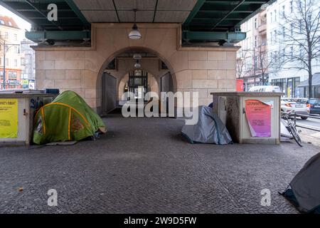 Zelte von obdachlosen Menschen stehen nahe dem U-Bahnhof Eberswalder Straße in Berlin-Prenzlauer Berg unter dem Hochbahnviakukt der Berliner U-Bahn. / Des tentes de sans-abri se trouvent près de la station de métro Eberswalder Straße à Berlin-Prenzlauer Berg sous le viaduc ferroviaire surélevé du métro de Berlin. Obdachlosigkeit à Berlin *** tentes de sans-abri près de la station de métro Eberswalder Straße à Berlin Prenzlauer Berg sous le viaduc ferroviaire surélevé du métro de Berlin tentes de sans-abri près de la station de métro Eberswalder Straße à Berlin Prenzlauer Berg Under Banque D'Images