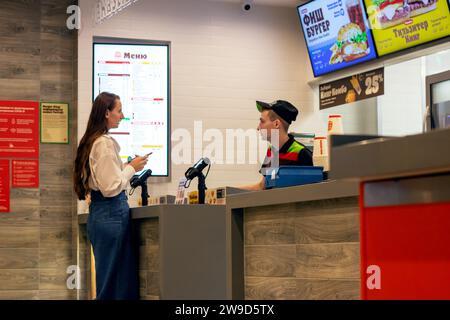 Biélorussie, Minsk - 06 octobre 2023 : le restaurant KFC en gros plan Banque D'Images