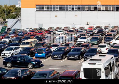 Biélorussie, Minsk - 06 octobre 2023 : rangées de voitures dans le parking Banque D'Images