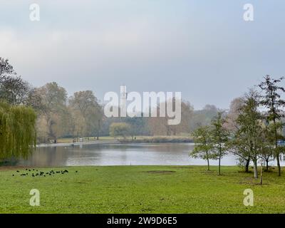 Une vue panoramique de la Mosquée centrale de Londres depuis le Regent's Park à Londres, en Angleterre Banque D'Images