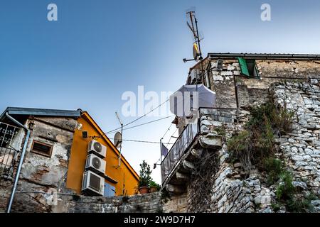 Maisons anciennes avec climatiseurs et antennes dans la ville de Porec en Croatie Banque D'Images