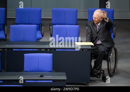 Berlin, Allemagne. 08 novembre 2018. L'ancien président du Bundestag Wolfgang Schäuble (CDU) lève le bras gauche lors d'un vote lors d'une session plénière au Bundestag allemand. Wolfgang Schäuble, ancien président du Bundestag, est mort. Le politicien de la CDU s’est endormi paisiblement chez lui avec sa famille mardi soir vers 8 heures. Crédit : Bernd von Jutrczenka/dpa/Alamy Live News Banque D'Images