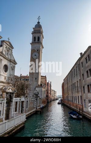 Venise, Italie- 24 février 2023 : la tour penchée de l'église Saint-Georges à Venise. Banque D'Images