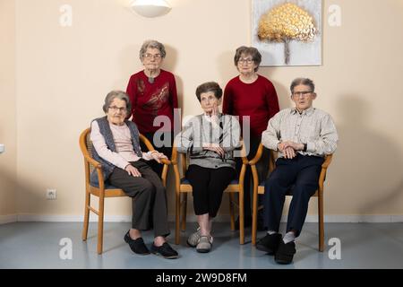 © PHOTOPQR/LE PARISIEN/le parisien/Arnaud Journois ; LAVAU ; 26/12/2023 ; SOCIETE, rencontre avec la fraternité toute/selon le livre Guinness des records la famille toute est la plus vieille fratrie du monde avec un âge combiné de 496 ans et 14 jours/la fraternité unie pour une photo à la maison de retraite Orpea - la Puisaye à Lavau/de gauche à droite : Ginette (née le 3 juillet 1923), Mireille (née le 20 décembre 1924), Philippe (né le 17 octobre 1927), debout : Paulette (née le 3 février 1921) et Christiane (née le 3 juin 1926) /PHOTO LE PARISIEN/ARNAUD JOURNOIS Lavau, FRA Banque D'Images