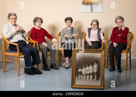 © PHOTOPQR/LE PARISIEN/le parisien/Arnaud Journois ; LAVAU ; 26/12/2023 ; SOCIETE, rencontre avec la fraternité toute/selon le livre Guinness des records la famille toute est la plus vieille fratrie du monde avec un âge combiné de 496 ans et 14 jours/la fraternité unie pour une photo à la maison de retraite Orpea - la Puisaye à Lavau/de gauche à droite : Philippe (né le 17 octobre 1927), Christiane (née le 3 juin 1926), Mireille (née le 20 décembre 1924), Ginette (née le 3 juillet 1923), Paulette (née le 3 février 1921) /PHOTO LE PARISIEN/ARNAUD JOURNOIS Lavau, France, décembre 26 Banque D'Images