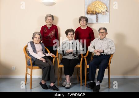 © PHOTOPQR/LE PARISIEN/le parisien/Arnaud Journois ; LAVAU ; 26/12/2023 ; SOCIETE, rencontre avec la fraternité toute/selon le livre Guinness des records la famille toute est la plus vieille fratrie du monde avec un âge combiné de 496 ans et 14 jours/la fraternité unie pour une photo à la maison de retraite Orpea - la Puisaye à Lavau/de gauche à droite : Ginette (née le 3 juillet 1923), Mireille (née le 20 décembre 1924), Philippe (né le 17 octobre 1927), debout : Paulette (née le 3 février 1921) et Christiane (née le 3 juin 1926) /PHOTO LE PARISIEN/ARNAUD JOURNOIS Lavau, FRA Banque D'Images