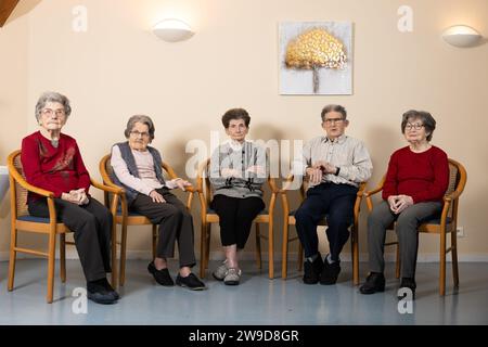 © PHOTOPQR/LE PARISIEN/le parisien/Arnaud Journois ; LAVAU ; 26/12/2023 ; SOCIETE, rencontre avec la fraternité toute/selon le livre Guinness des records la famille toute est la plus vieille fratrie du monde avec un âge combiné de 496 ans et 14 jours/la fraternité unie pour une photo à la maison de retraite Orpea - la Puisaye à Lavau/de gauche à droite : Paulette (née le 3 février 1921), Ginette (née le 3 juillet 1923), Mireille (née le 20 décembre 1924), Philippe (né le 17 octobre 1927) et Christiane (née le 3 juin 1926)/PHOTO LE PARISIEN/ARNAUD JOURNOIS Lavau, France, déc Banque D'Images