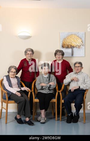 © PHOTOPQR/LE PARISIEN/le parisien/Arnaud Journois ; LAVAU ; 26/12/2023 ; SOCIETE, rencontre avec la fraternité toute/selon le livre Guinness des records la famille toute est la plus vieille fratrie du monde avec un âge combiné de 496 ans et 14 jours/la fraternité unie pour une photo à la maison de retraite Orpea - la Puisaye à Lavau/de gauche à droite : Ginette (née le 3 juillet 1923), Mireille (née le 20 décembre 1924), Philippe (né le 17 octobre 1927), debout : Paulette (née le 3 février 1921) et Christiane (née le 3 juin 1926) /PHOTO LE PARISIEN/ARNAUD JOURNOIS Lavau, FRA Banque D'Images