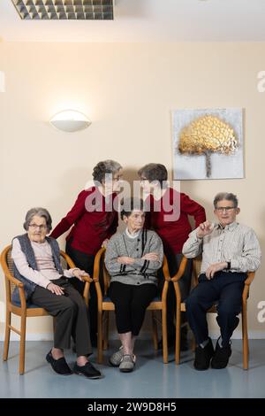 © PHOTOPQR/LE PARISIEN/le parisien/Arnaud Journois ; LAVAU ; 26/12/2023 ; SOCIETE, rencontre avec la fraternité toute/selon le livre Guinness des records la famille toute est la plus vieille fratrie du monde avec un âge combiné de 496 ans et 14 jours/la fraternité unie pour une photo à la maison de retraite Orpea - la Puisaye à Lavau/de gauche à droite : Ginette (née le 3 juillet 1923), Mireille (née le 20 décembre 1924), Philippe (né le 17 octobre 1927), debout : Paulette (née le 3 février 1921) et Christiane (née le 3 juin 1926) /PHOTO LE PARISIEN/ARNAUD JOURNOIS Lavau, FRA Banque D'Images