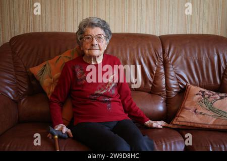 © PHOTOPQR/LE PARISIEN/le parisien/Arnaud Journois ; SAINT PRIVE ; 26/12/2023 ; SOCIÉTÉ, rencontre avec la fraternité toute/selon le livre Guinness des records la famille toute est la plus vieille fratrie du monde avec un âge combiné de 496 ans et 14 jours/Paulette 102 ans est la seule à vivre encore chez elle /PHOTO LE PARISIEN/ARNAUD JOURNOIS Lavau, France, 26 décembre 2023. Rencontre avec les frères et sœurs Toutée/selon le Livre Guinness des records, la famille Toutée est la plus vieille fratrie du monde avec un âge combiné de 496 ans et 14 jours (au 12/26)/ les frères et sœurs Gathe Banque D'Images