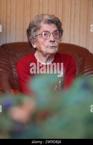 © PHOTOPQR/LE PARISIEN/le parisien/Arnaud Journois ; SAINT PRIVE ; 26/12/2023 ; SOCIÉTÉ, rencontre avec la fraternité toute/selon le livre Guinness des records la famille toute est la plus vieille fratrie du monde avec un âge combiné de 496 ans et 14 jours/Paulette 102 ans est la seule à vivre encore chez elle /PHOTO LE PARISIEN/ARNAUD JOURNOIS Lavau, France, 26 décembre 2023. Rencontre avec les frères et sœurs Toutée/selon le Livre Guinness des records, la famille Toutée est la plus vieille fratrie du monde avec un âge combiné de 496 ans et 14 jours (au 12/26)/ les frères et sœurs Gathe Banque D'Images