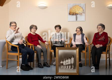 © PHOTOPQR/LE PARISIEN/le parisien/Arnaud Journois ; LAVAU ; 26/12/2023 ; SOCIETE, rencontre avec la fraternité toute/selon le livre Guinness des records la famille toute est la plus vieille fratrie du monde avec un âge combiné de 496 ans et 14 jours/la fraternité unie pour une photo à la maison de retraite Orpea - la Puisaye à Lavau/de gauche à droite : Philippe (né le 17 octobre 1927), Christiane (née le 3 juin 1926), Mireille (née le 20 décembre 1924), Ginette (née le 3 juillet 1923), Paulette (née le 3 février 1921) /PHOTO LE PARISIEN/ARNAUD JOURNOIS Lavau, France, décembre 26 Banque D'Images