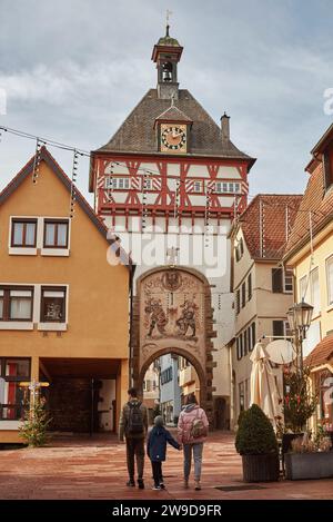 Balade automnale à Bietigheim-Bissingen : bonheur familial en Allemagne. Explorer Bietigheim-Bissingen : aventure automnale en famille en Allemagne. Des moments chéris Banque D'Images
