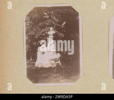 Monument pour Guy de Maupassant au Parc Monceau, Paris, Anonyme, d'après Raoul Verlet, 1897 - 1900 photographie cette photo fait partie d'un album. Monument en papier baryté du parc Monceau, statue du parc Monceau Banque D'Images