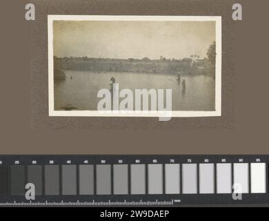Pêcheurs debout dans les eaux peu profondes des Indes orientales néerlandaises, c. 1920 - c. 1930 photographie partie de l'album photo de la famille Kleiterp-Vermeulen avec des enregistrements des Indes orientales néerlandaises. Dutch East Indies, le journal. Support photographique gélatine argentique pêcheur Dutch East Indies, le Banque D'Images