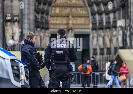 Cologne, Allemagne. 27 décembre 2023. Des policiers se tiennent devant la cathédrale. La cathédrale de Cologne reste fermée aux visiteurs après l'alerte terroriste. Crédit : Oliver Berg/dpa/Alamy Live News Banque D'Images