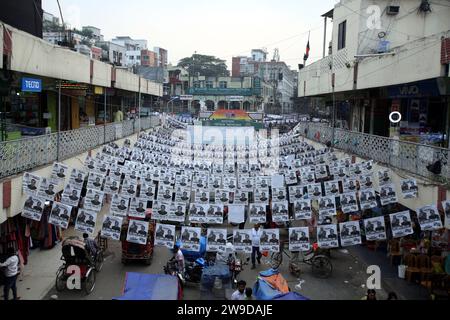 Dhaka, Bangladesh. 27 décembre 2023. Des affiches des candidats aux élections sont suspendues au-dessus d'une rue à Dhaka, au Bangladesh, le 27 décembre 2023, Kazi Habibul Awal, commissaire en chef aux élections du Bangladesh, a annoncé le calendrier des prochaines élections générales qui auront lieu le 07 janvier 2024. Photo de Habibur Rahman/ABACAPRESS.COM crédit : Abaca Press/Alamy Live News Banque D'Images