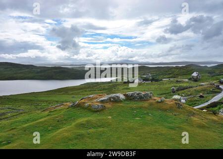 Vue panoramique sur la côte ouest accidentée sur l'île de Lewis, Hébrides extérieures, vue du sommet des ruines de Dun Carloway Broch par une journée nuageuse Banque D'Images