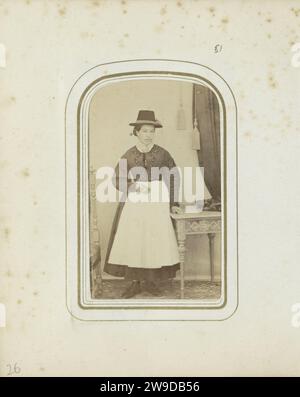 Femme en costume traditionnel allemand, probablement Bavers, c. 1865 photographie partie de l'album photo d'un voyage à travers la Suisse, l'Autriche et l'Allemagne par la famille néerlandaise Derkinderen. Papier allemand. support photographique albumen print voyager ; tourisme. costume folklorique, costume régional. casque : chapeau. vêtement pour la partie supérieure du corps. jupe. Tablier (+ vêtements pour femmes) Allemagne Banque D'Images