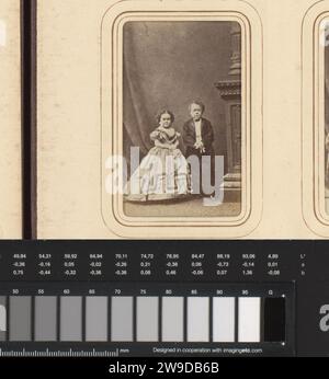 Portrait de mariage de Charles S. Stratton, ou général Tom Thumb, et de sa femme Lavinia Warren, 1863 Photographie. visitez le support photographique des cartes. mariage imprimé blanc carton, couple marié, 'matrimoniam'. homme adulte. femme adulte. des êtres humains (légendaires ou non) de proportions anormales, de taille, de force, etc Banque D'Images