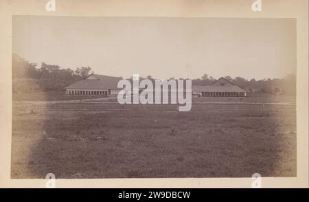 Vue de fermenteurs sur une plantation, vraisemblablement à Langkat, Sumatra, 1890 - 1900 photographie cette photo fait partie d'un album. Sumatra (éventuellement) support photographique. hangar imprimé albumine en carton. plantation. Tabac Sumatra Banque D'Images