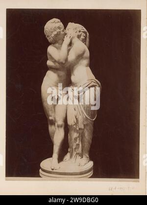 Sculpture d'amor et psyché dans les Musées Capitolin à Rome, James Anderson, d'après Anonyme, c. 1857 - c. 1875 photographie cette photo fait partie d'un album. Capitoline Musées papier imprimé albumen pièce de sculpture, reproduction d'une pièce de sculpture. Cupidon et psyché comme amoureux Musées Capitolin Banque D'Images