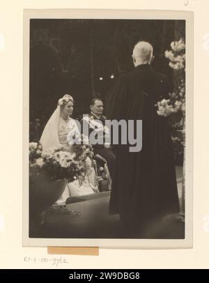 Mariage Hermann Göring, 1935, Anonyme, 1935 photographie d'actualité mariage de Hermann Göring avec l'actrice Emmy Sonnemann dans le Dom van Berlin, 10 avril 1935. Sur le verso des timbres de copyright des agences photo et un texte de presse collé, en allemand, avec le numéro 11636. BerlinAmsterdamBerlin support photographique gélatine argentique mariage à l'église  le sixième des sept sacrements Berlin Banque D'Images