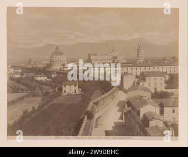 Vue de la Piazza del Duomo à Pise, Italie, Giacomo Brogi (attribué à), 1860 - 1881 photographie cette photo fait partie d'un album. Pisa papier albumen print vue de la ville en général ; 'veduta'. parties de l'extérieur de l'église et annexes : campanile. église (extérieur). Piazza del Duomo, murs de la ville. L'hon. Campanile. Bond Banque D'Images