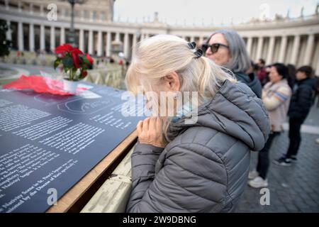 Cité du Vatican, État de la Cité du Vatican. 25 décembre 2023. Une femme avec ses mains serrées prie devant la scène de la nativité à St. Place Pierre le jour de Noël au Vatican. (Image de crédit : © Marcello Valeri/ZUMA Press Wire) USAGE ÉDITORIAL SEULEMENT! Non destiné à UN USAGE commercial ! Banque D'Images