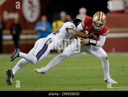 Santa Clara, États-Unis. 26 décembre 2023. Le quarterback des 49ers de San Francisco Brock Purdy (13) est limogé par Marlon Humphrey des Ravens de Baltimore (44) au premier quart-temps au Levi's Stadium de Santa Clara, Californie, le lundi 25 décembre 2023. (Photo de Jane Tyska/Bay Area News Group/TNS/Sipa USA) crédit : SIPA USA/Alamy Live News Banque D'Images