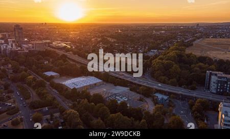 Un magnifique coucher de soleil illumine l'horizon sur le paysage urbain animé de Londres Banque D'Images