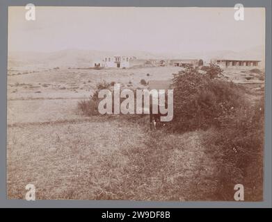 LEARNAP, 'LA R route the RESTt', Iran, c. 1885 - c. 1910 photographie Paysage d'herbe, 'la route de Rescht', Iran. Paysage plat avec des maisons en arrière-plan et une vache à un buisson au premier plan. Iran papier albumen print Iran Banque D'Images