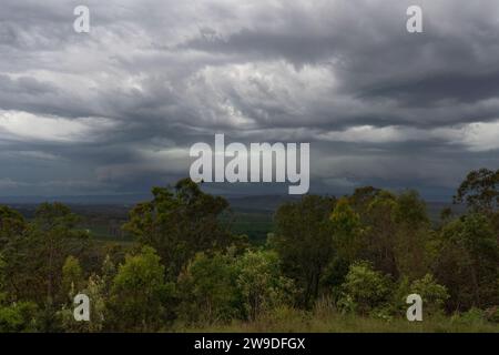 Tempête passant au-dessus des montagnes Glass House, Queensland, Australie Banque D'Images