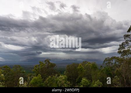 Tempête passant au-dessus des montagnes Glass House, Queensland, Australie Banque D'Images