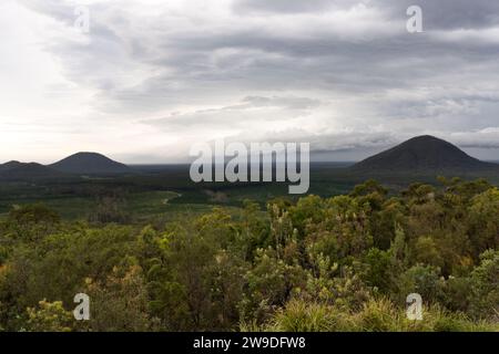 Tempête passant au-dessus des montagnes Glass House, Queensland, Australie Banque D'Images