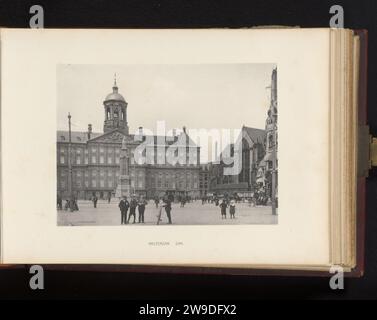 Vue du Palais Royal d'Amsterdam et du Nieuwe Kerk à Amsterdam, Anonyme, en ou après 1908 impression photomécanique cette page fait partie d'un album. palais colloïdal en papier. place, place, cirque, etc. église (extérieur). Personnes historiques Palais Royal Amsterdam. Barrage Banque D'Images