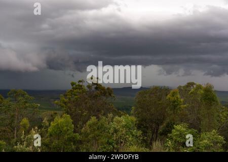 Tempête passant au-dessus des montagnes Glass House, Queensland, Australie Banque D'Images