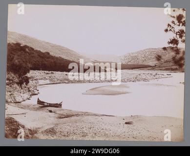 Paysage avec plus et bateau ('la route de Rescht'), Iran, c. 1880 - c. 1910 photographie Paysage avec plus et bateau ('la route de Rescht'), Iran. Iran papier albumen print Iran Banque D'Images