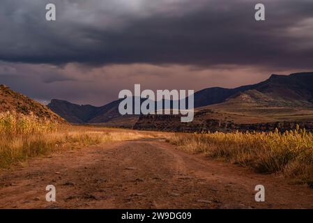 Chemin de terre menant aux montagnes au Lesotho Banque D'Images